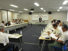 甲斐市交通対策推進協議会定期総会でスピーチする市長の様子